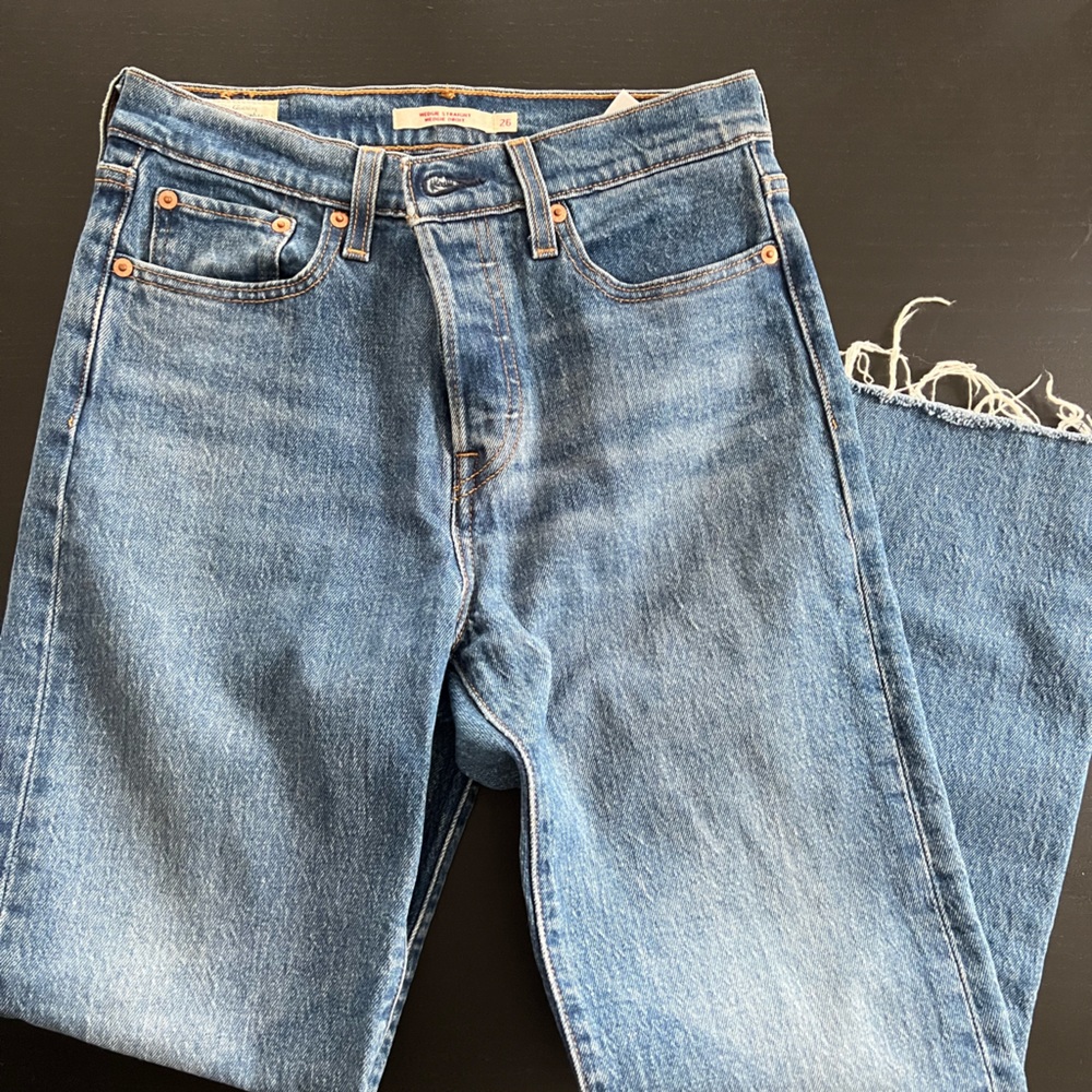 LEVI CUT OFF JEANS